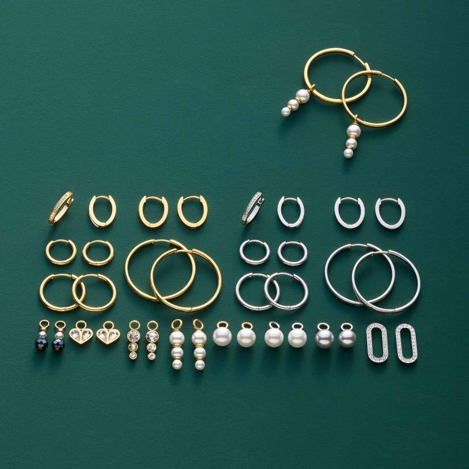 Set/2 Anhänger INES gold Beauty's mit Glasperlen und Zubehör auf grünem Hintergrund