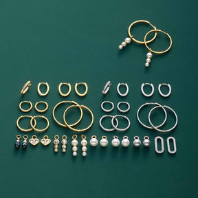 Set/2 Anhänger INES gold Beauty's mit Glasperlen und Zubehör auf grünem Hintergrund