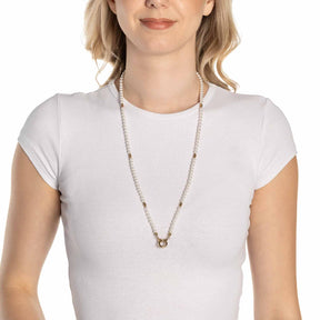 Frau trägt Halskette CHRISTA Clip & Mix 70 cm gold zur weißen Bluse