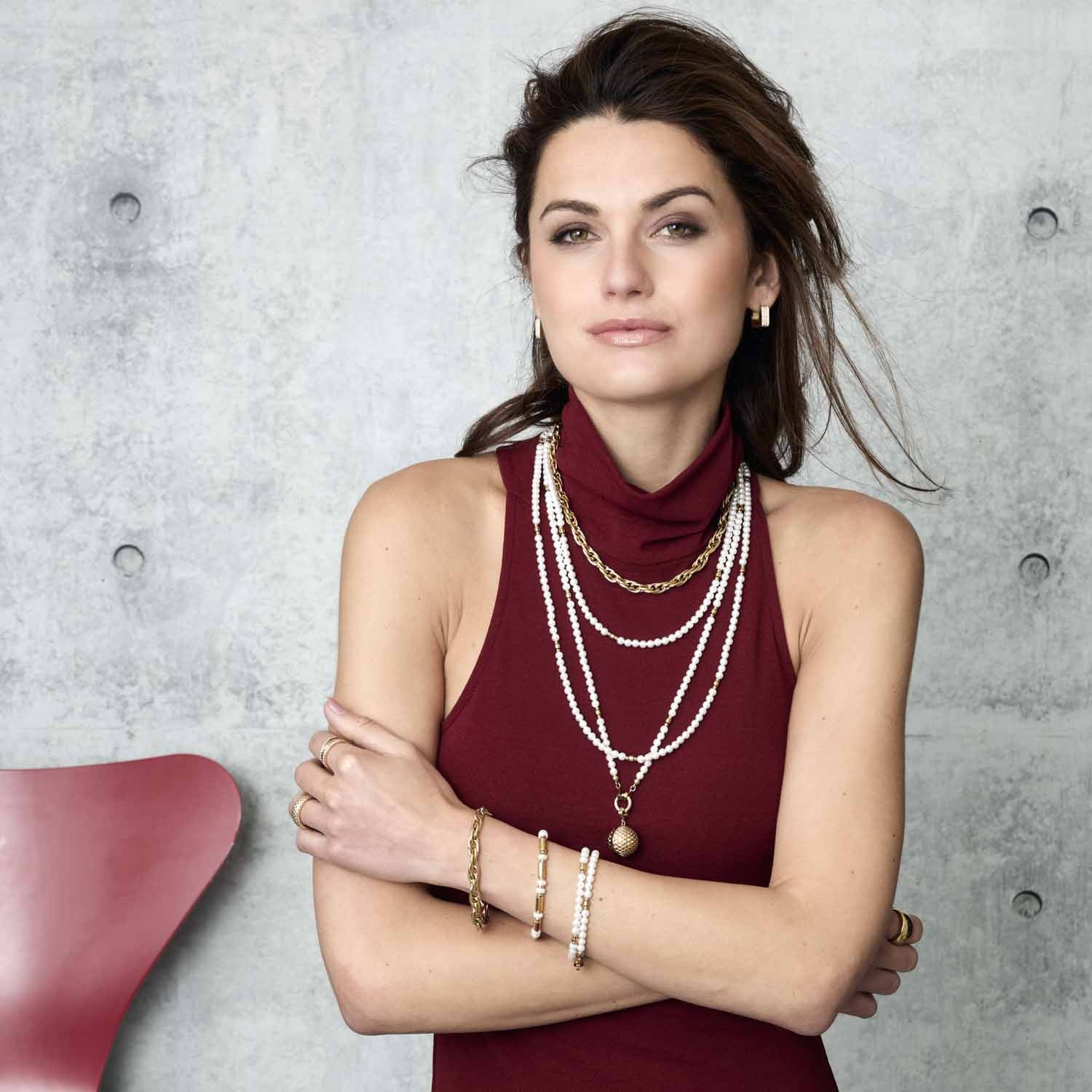 Frau trägt Halskette CHRISTA Clip & Mix 70 cm gold mehrfarbig mit Armbändern