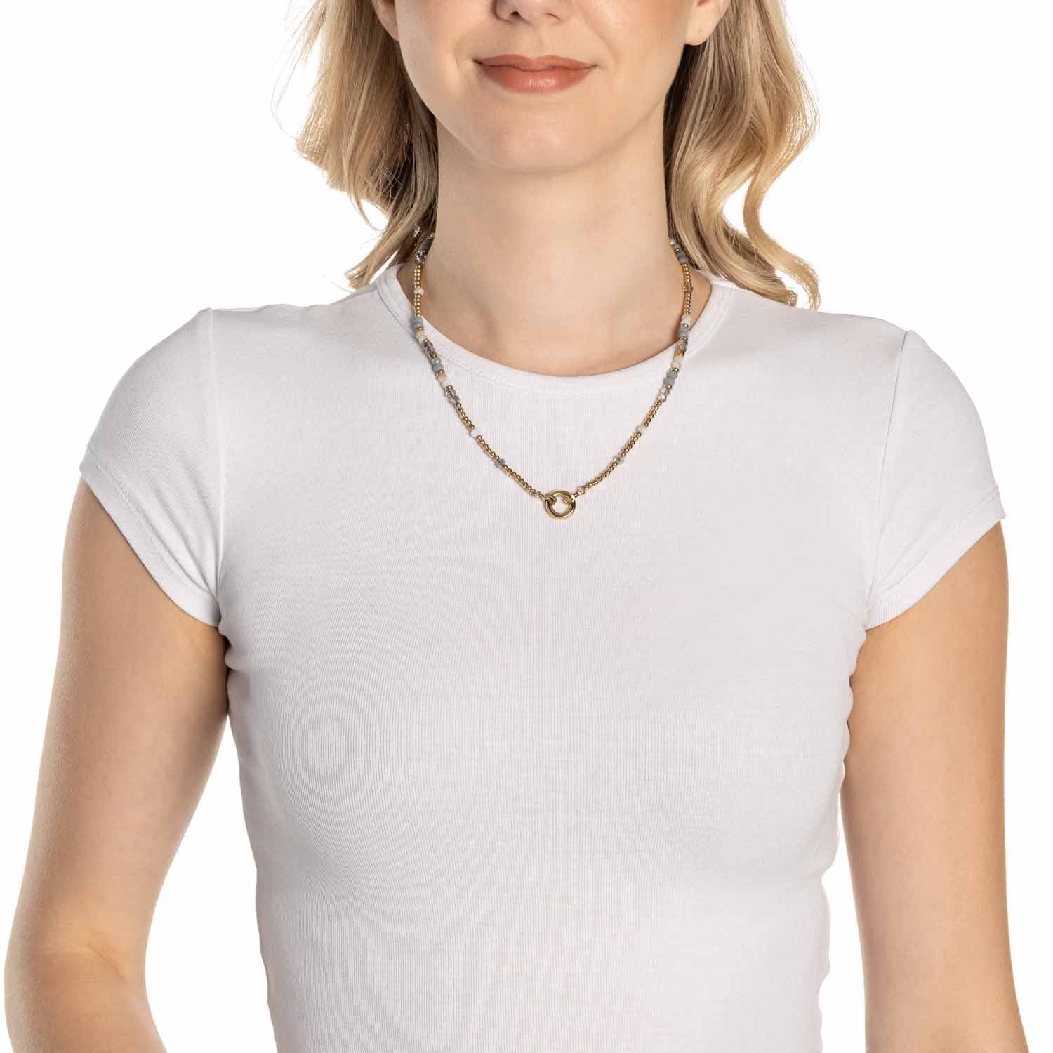 Frau trägt Halskette BERNIE 45 cm gold Clip & Mix um den Hals