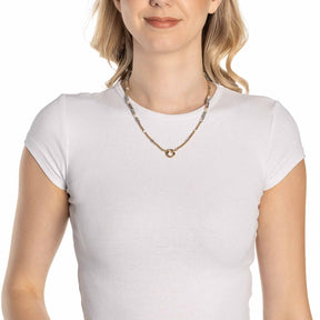 Frau trägt Halskette BERNIE 45 cm gold Clip & Mix um den Hals