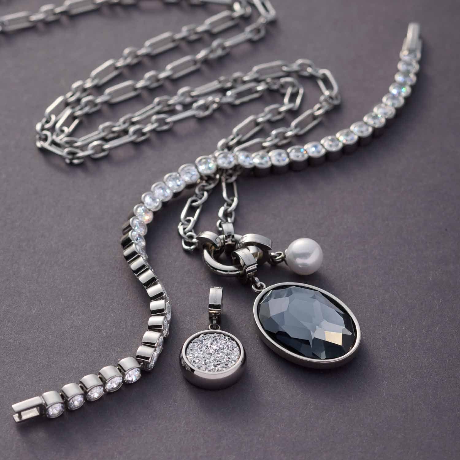 Halskette NINON mit silbernen Kettengliedern und austauschbaren Charms auf grauem Untergrund