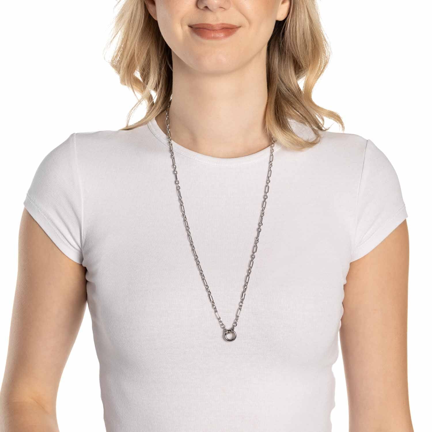 Frau traegt silberne Halskette NINON 70 cm Clip & Mix zum weissen T-Shirt