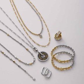 Halskette NINON mit Clip & Mix Schmuckelementen in Silber und Gold auf grauem Untergrund