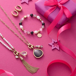 Halskette NINON Clip & Mix mit Schmuckset auf pink dekoriertem Hintergrund mit Geschenkbox
