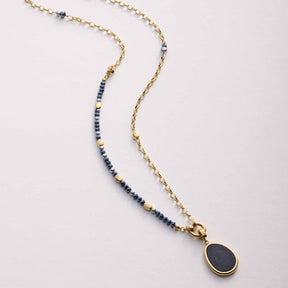 Halskette CHARLENE mit Glasperlen in Blau und Gold auf hellem Hintergrund