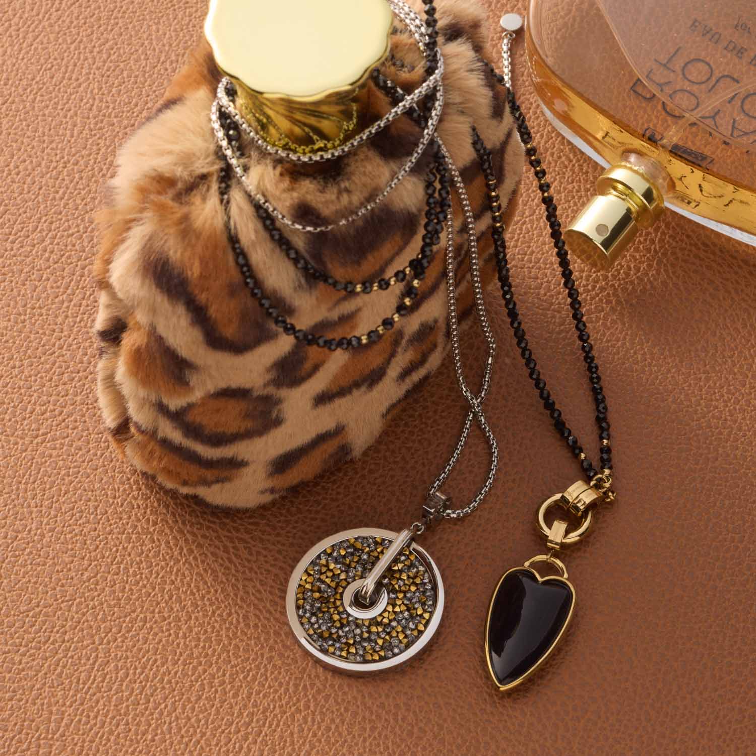 Anhänger HANNA Clip & Mix gold mit Ketten auf Leoparden-Muster und Parfümflasche