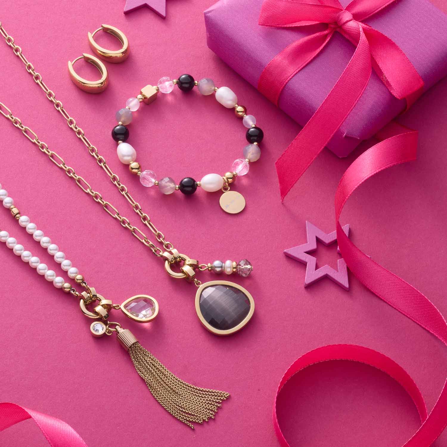 Schmuckset mit Anhänger MINA Clip & Mix gold, Armband und Ohrringe auf rosa Hintergrund mit Geschenkbox