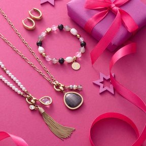 Schmuckset mit Anhänger MINA Clip & Mix gold, Armband und Ohrringe auf rosa Hintergrund mit Geschenkbox