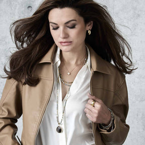 Frau trägt Anhänger MINA Clip & Mix gold mit Kette und weiteren Schmuckaccessoires