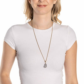 Frau trägt weißes T-Shirt mit Anhänger WILMI Clip & Mix gold an Schnur