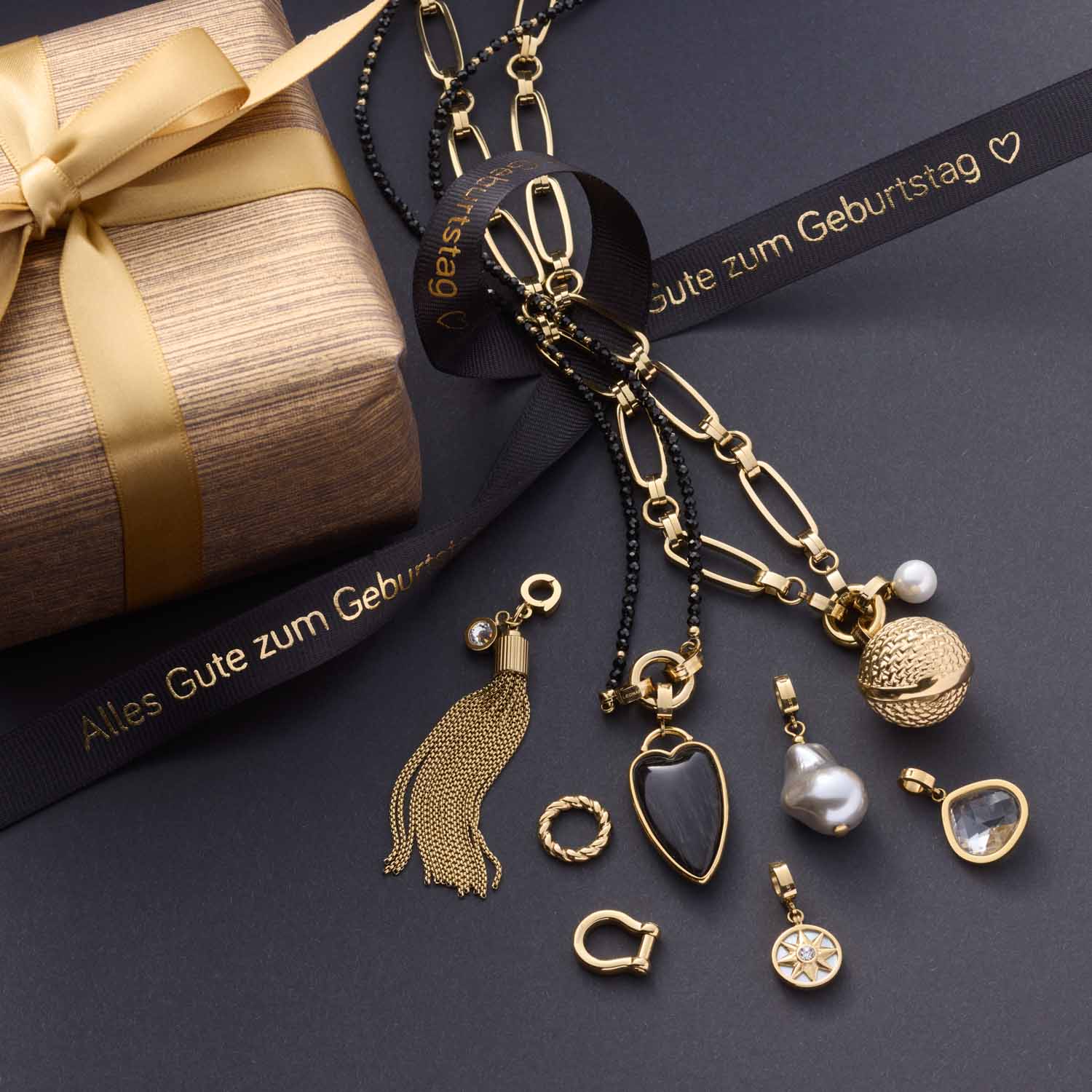 Anhänger WILMI Clip & Mix gold mit verschiedenen Charms, Geschenkbox und schwarzem Band mit Gravur