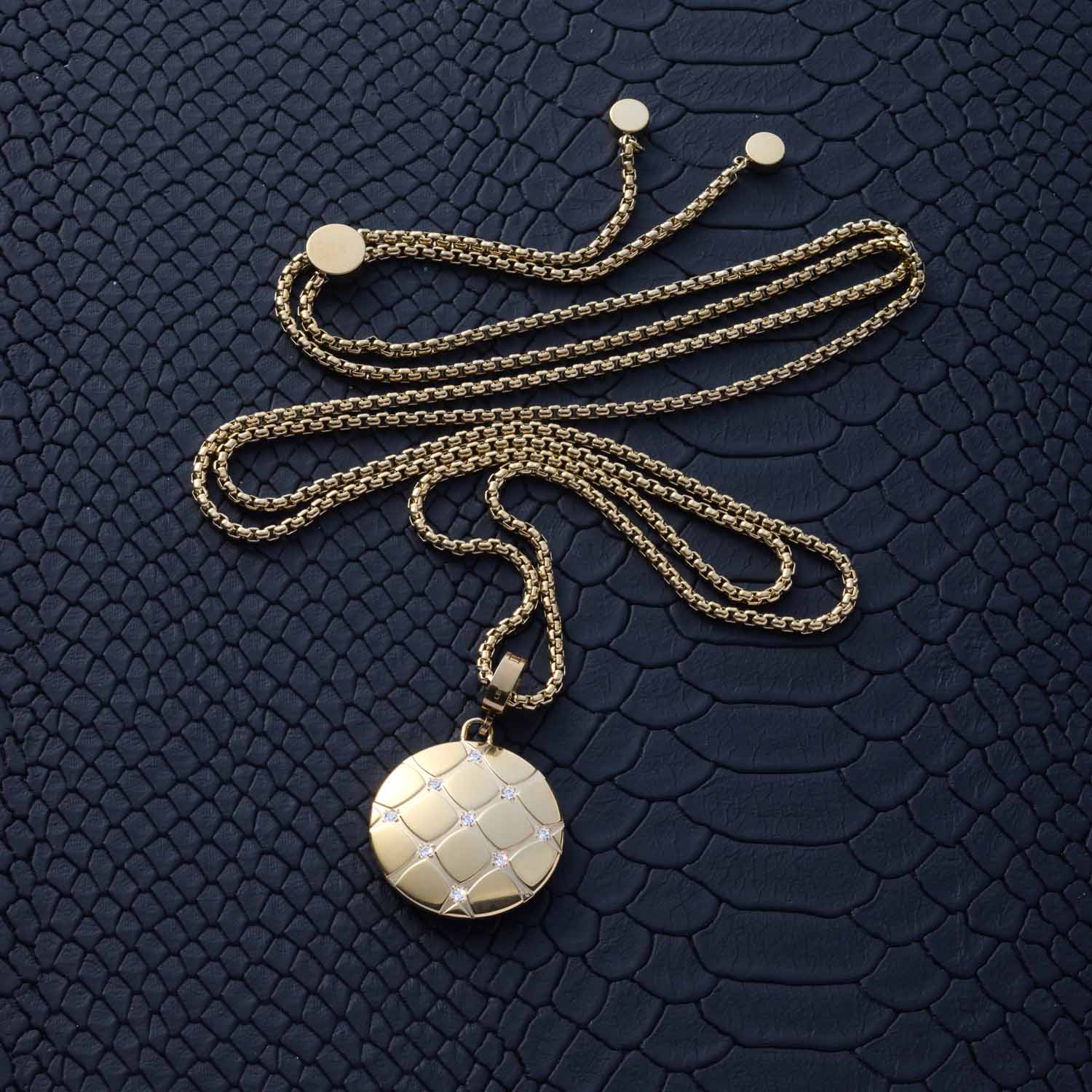 Anhänger COCOBELLO Clip & Mix gold mit Kette auf strukturiertem Untergrund