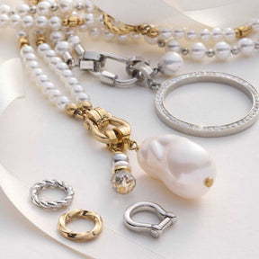 Edelstahlring LIESEL Clip & Mix mit Perlenschmuck und Zubehörteilen auf weißem Untergrund
