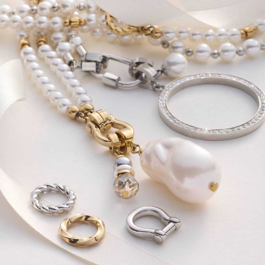 Edelstahlring LIESEL Clip & Mix gold mit Schmuckzubehör und Perlenkett auf weißer Oberfläche