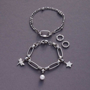 Schäkel LENI Clip & Mix silber mit Charms und Ringen auf grauem Untergrund