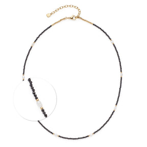 Halskette NOLA mit schwarzen Glasperlen, goldenen Akzenten und Kettendetail