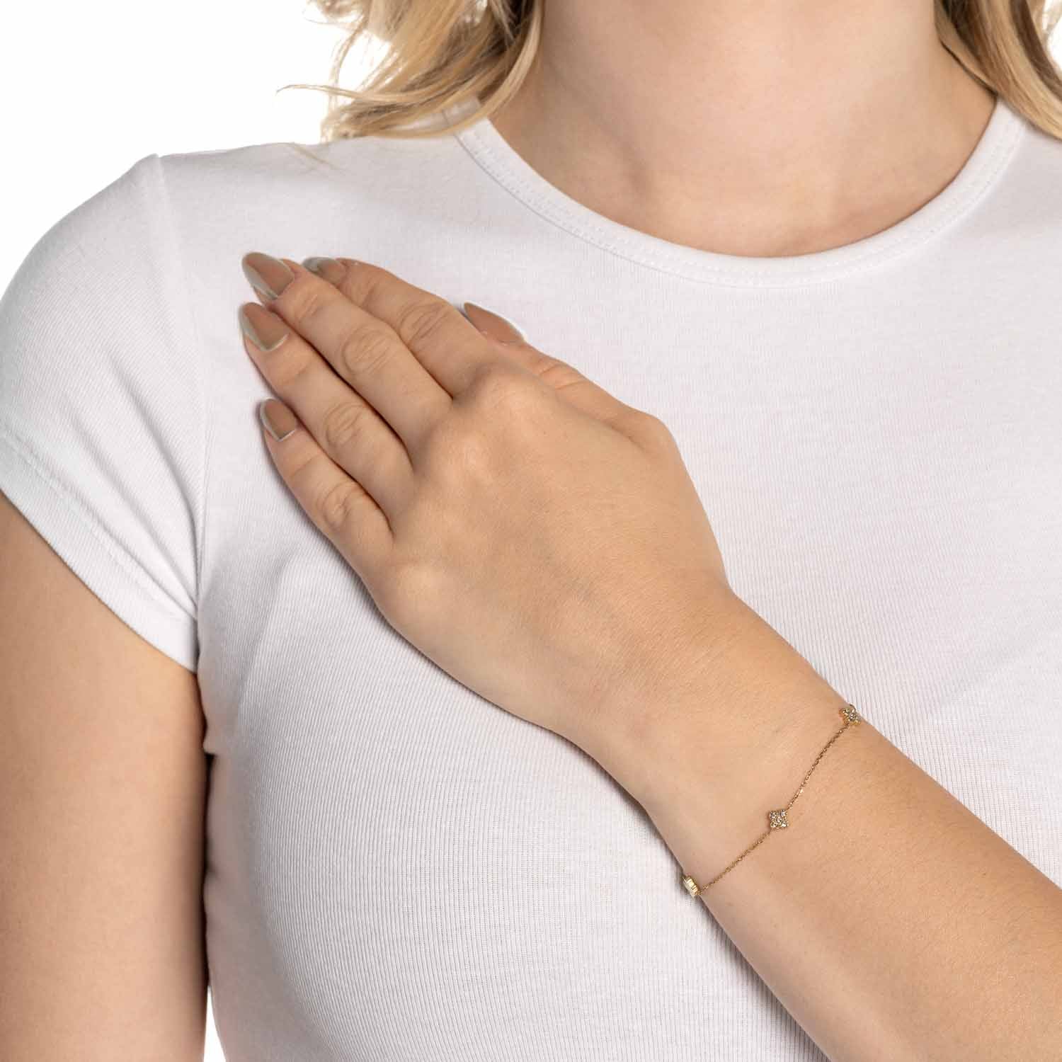 Frau traegt Armband LISETTE gold CIAO am Handgelenk, weisse Bluse