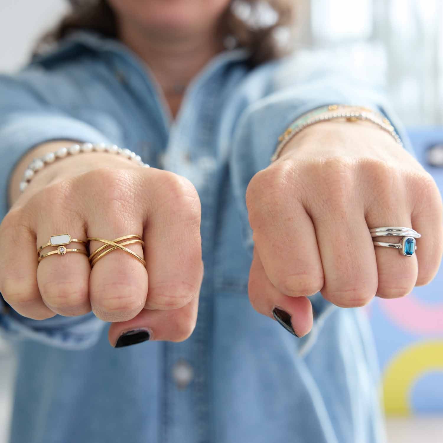 Frau trägt silbernen Ring TWISTER 17 CIAO an der Hand, weitere Ringe sichtbar