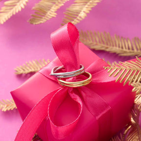 Ring TWISTER 18 CIAO auf pinker Geschenkbox mit goldenem Blattdekor