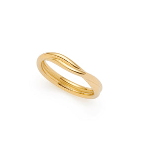 Ring TWISTER 19 gold CIAO aus Edelstahl, gewellte Form, Freisteller vor weißem Hintergrund