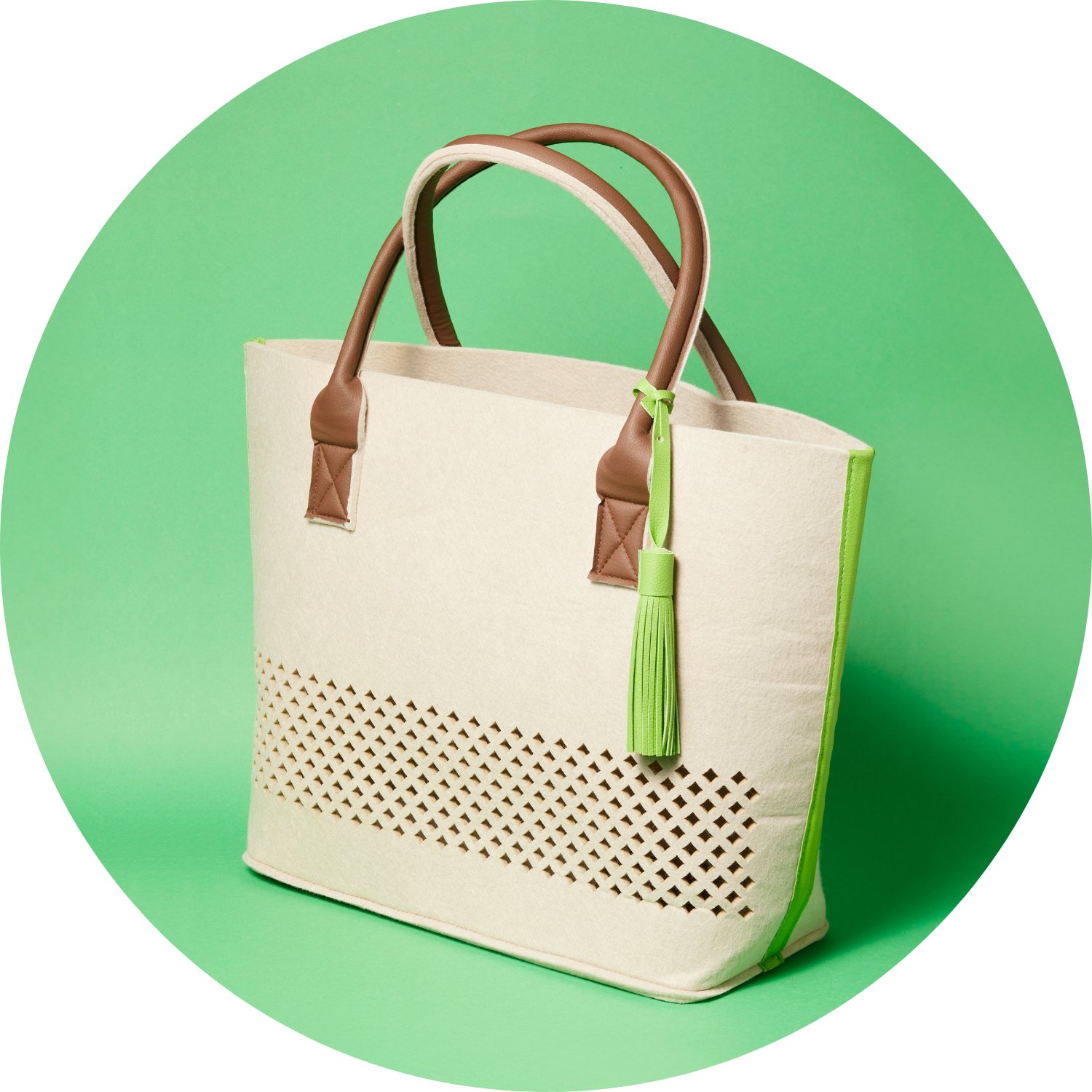 LEONARDO Beach Bag grün vor grünem Hintergrund mit braunen Henkeln und grüner Quaste