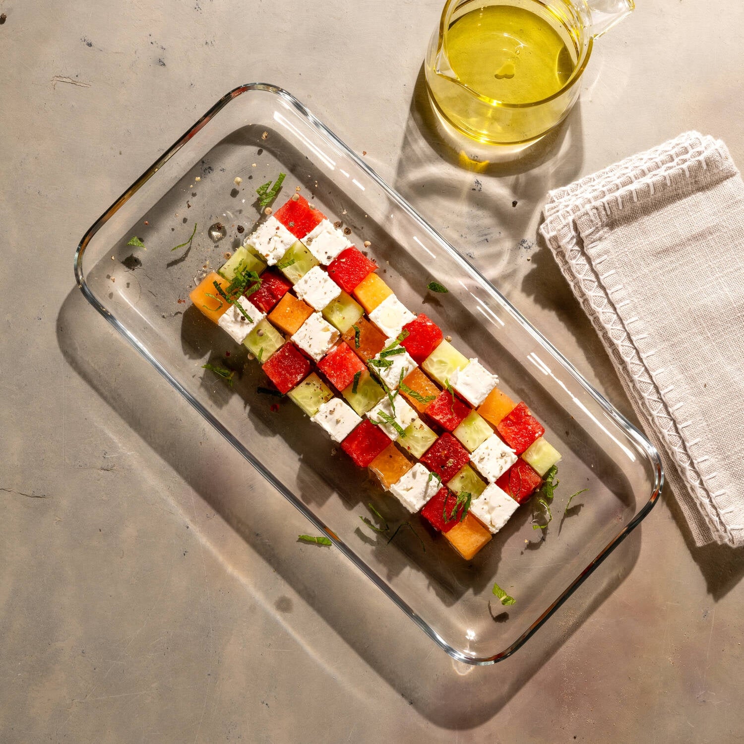 Platte CIAO mit buntem Gemüse-Spieß und Olivenöl auf Tisch
