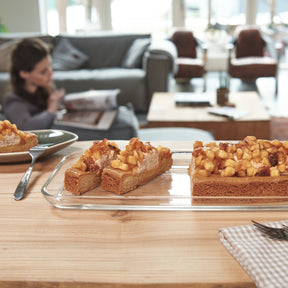 Platte CIAO mit Kuchenstücken in Wohnzimmer-Setting