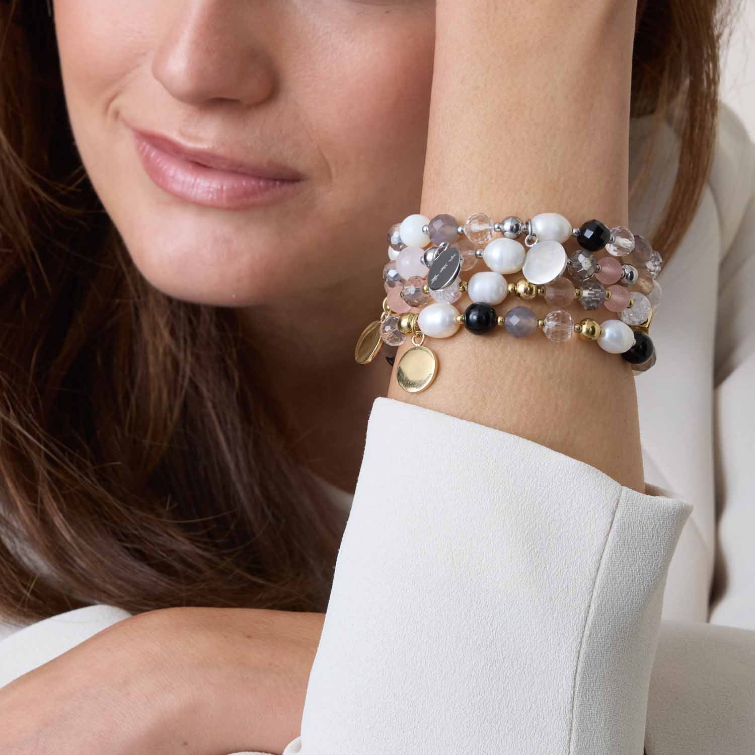 Frau trägt mehrsträngiges Armband HOPE silber/rose am Handgelenk