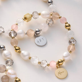 Armband HOPE mit Perlen, Glasperlen und Metallakzenten, gravierte Anhänger sichtbar
