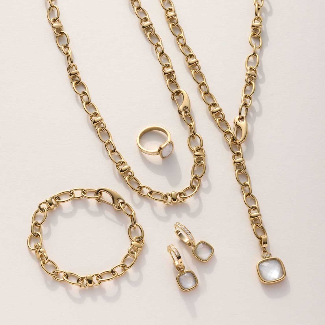 Halskette VIRGINIA mit Armband, Ring und Ohrhänger aus Gold auf hellem Untergrund