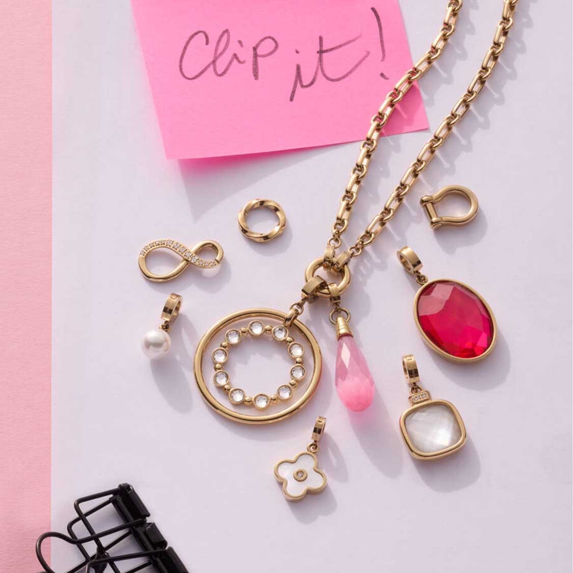 Anhänger VIRGINIA gold Clip & Mix mit verschiedenen austauschbaren Charms auf weißem Hintergrund