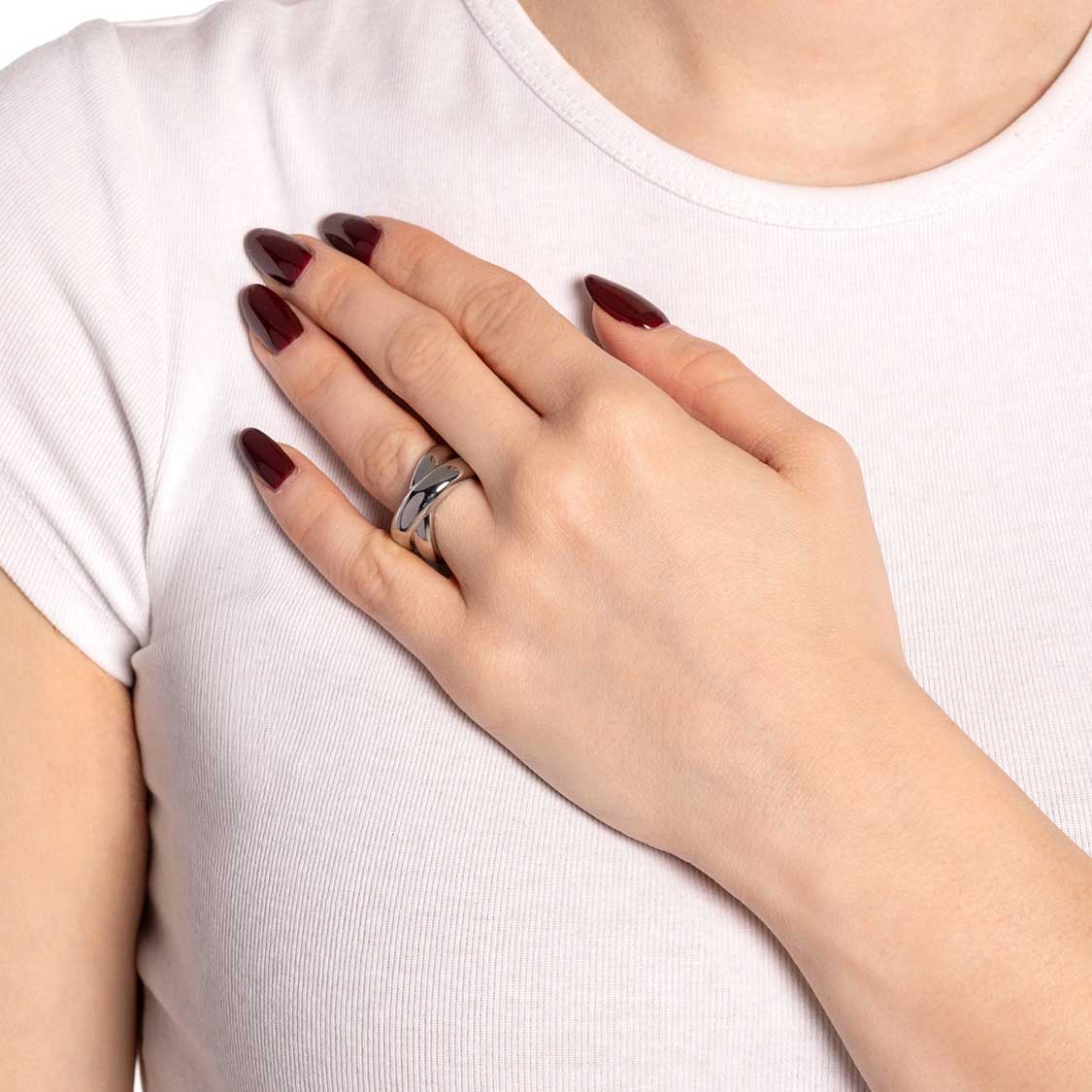 Frau mit silbernem Ring LISBETH 20 an der Hand, dunkle Nagellacke
