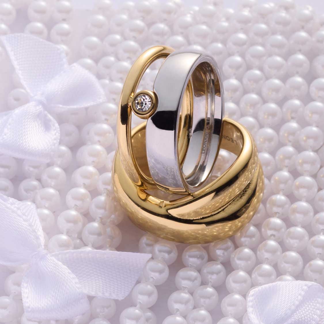 Ring LISBETH 17 gold und Partnerring auf Perlengrund mit weißem Tüll