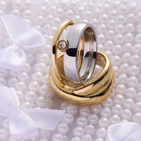 Ring LISBETH 19 gold, Paarung mit silbernem Ring, auf Perlen und Seide