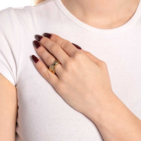 Frau traegt goldenen Ring LISBETH 20 an der Hand