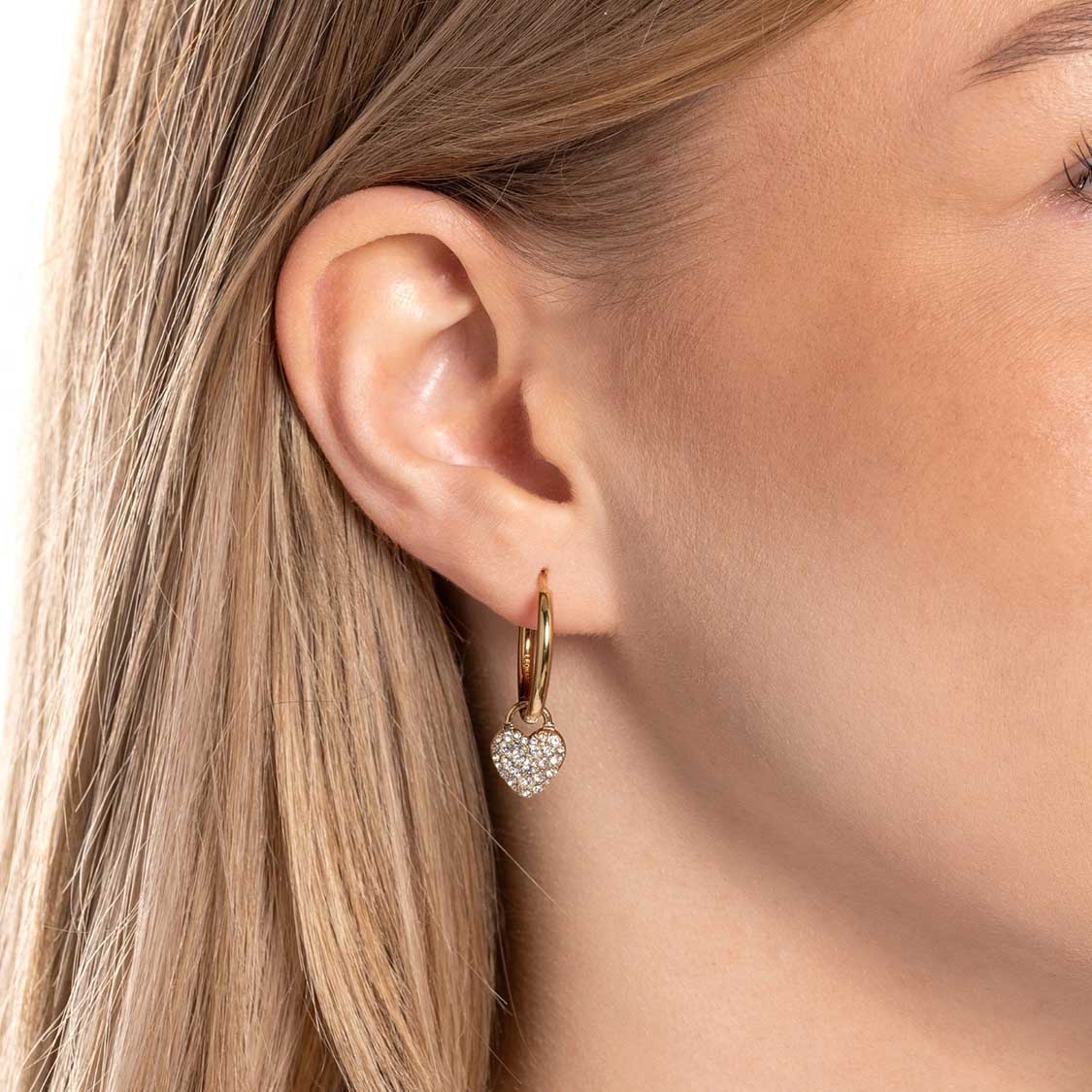 Frau trägt Anhänger NICKY gold Beauty's an den Ohren
