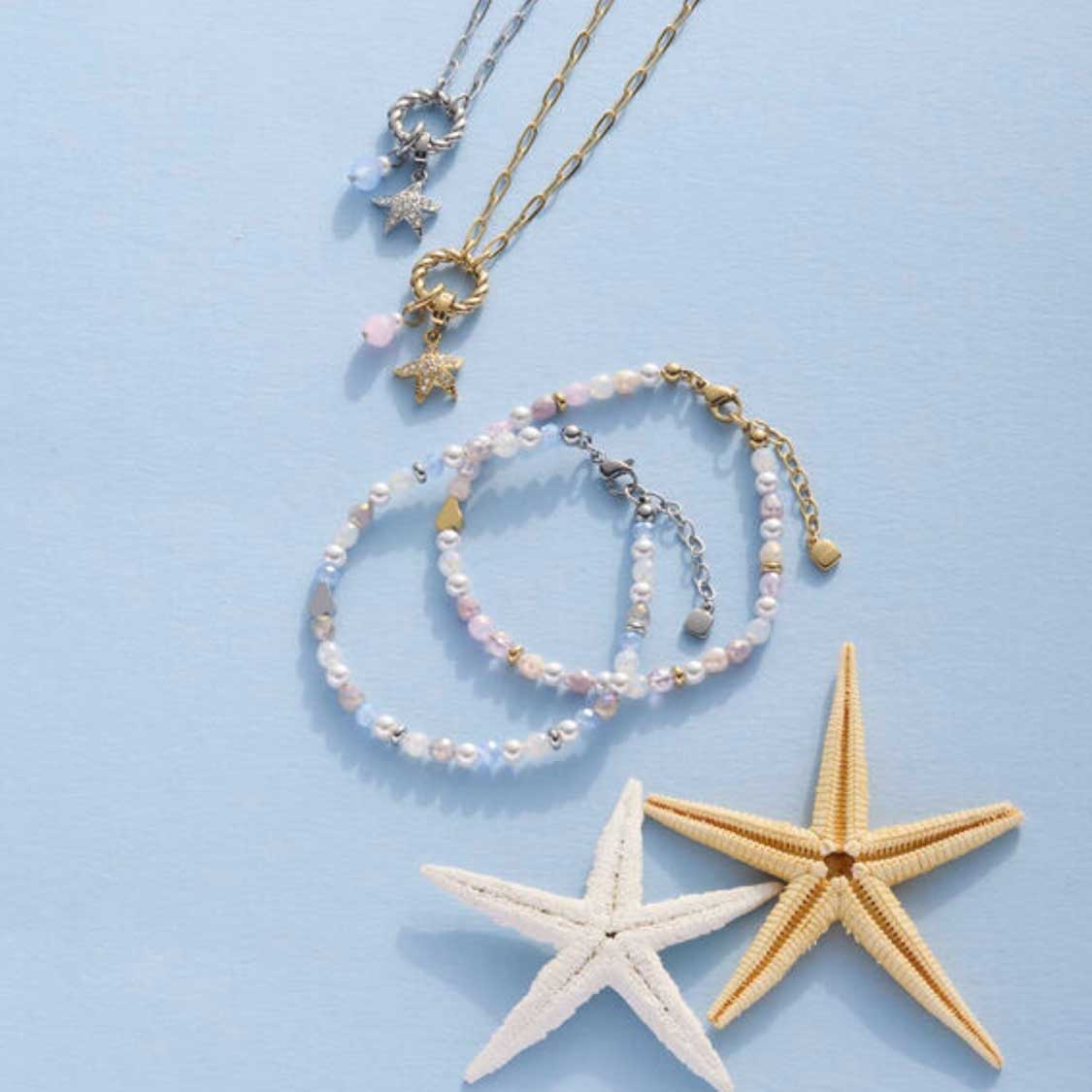 Armband FRANZI Sommer Special mit Perlen, Halsketten und Seesternen auf blauem Hintergrund
