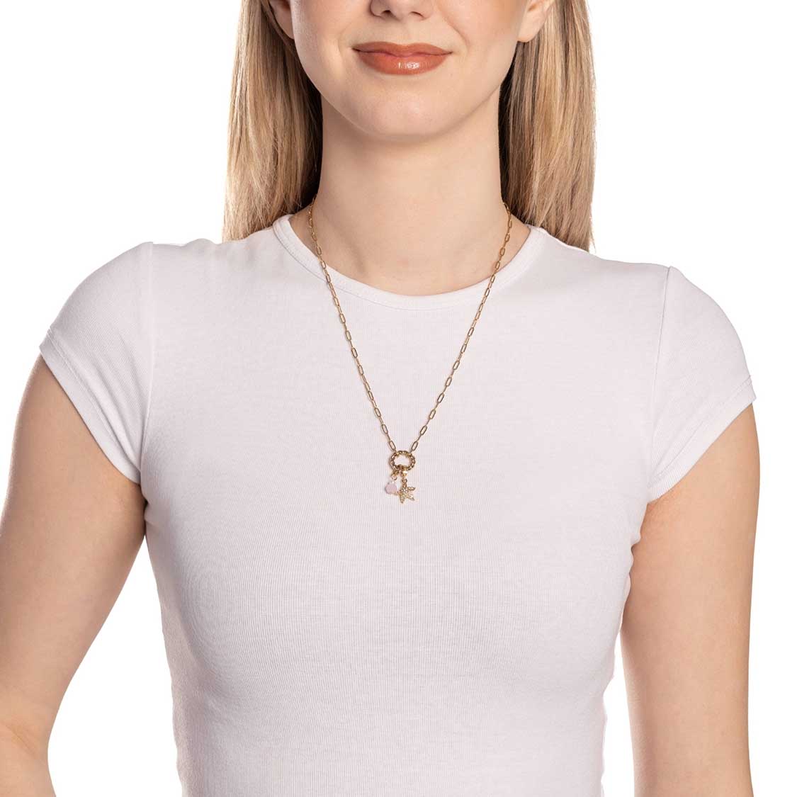 Frau trägt Halskette FRANZI 50 cm gold an weißem Shirt