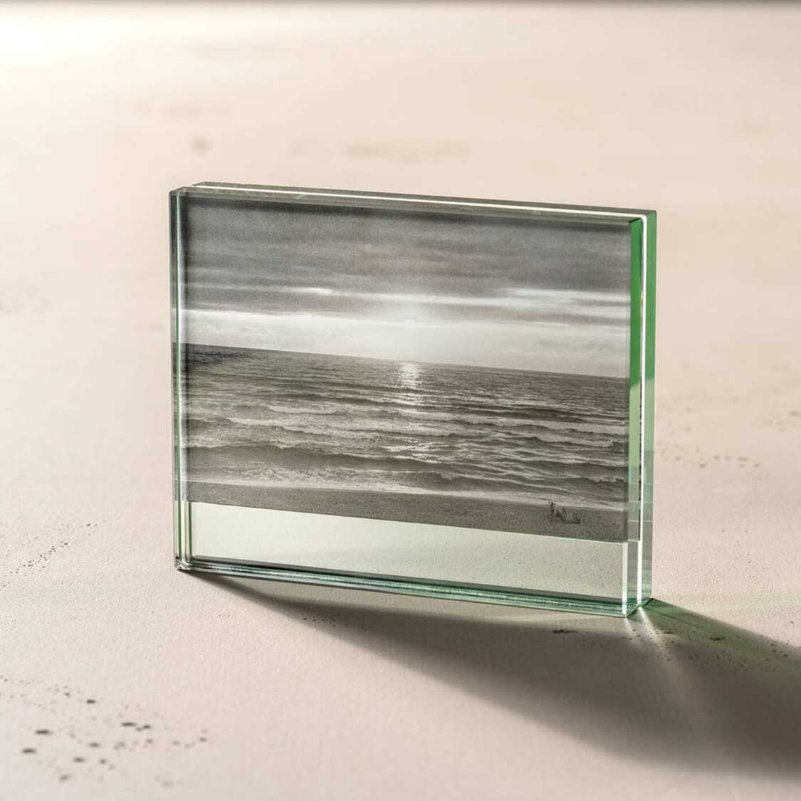 Bilderrahmen LINEA aus Glas mit Schwarzweiss-Meeresaufnahme, auf heller Oberflaeche