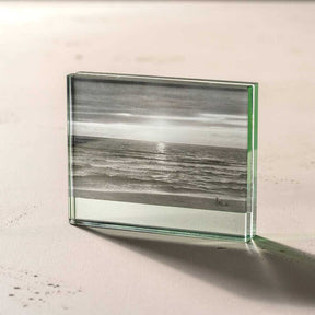 Bilderrahmen LINEA aus Glas mit Schwarzweiss-Meeresaufnahme, auf heller Oberflaeche