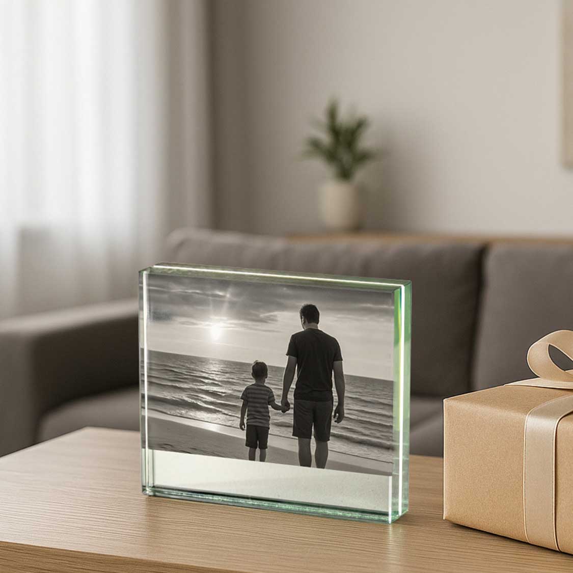 Bilderrahmen LINEA mit Schwarzweiss-Foto eines Mannes und Kindes am Strand, auf Holztisch in Wohnraum