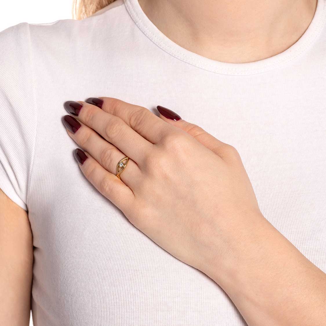 Frau traegt Ring TAVARI 19 gold CIAO an der Hand