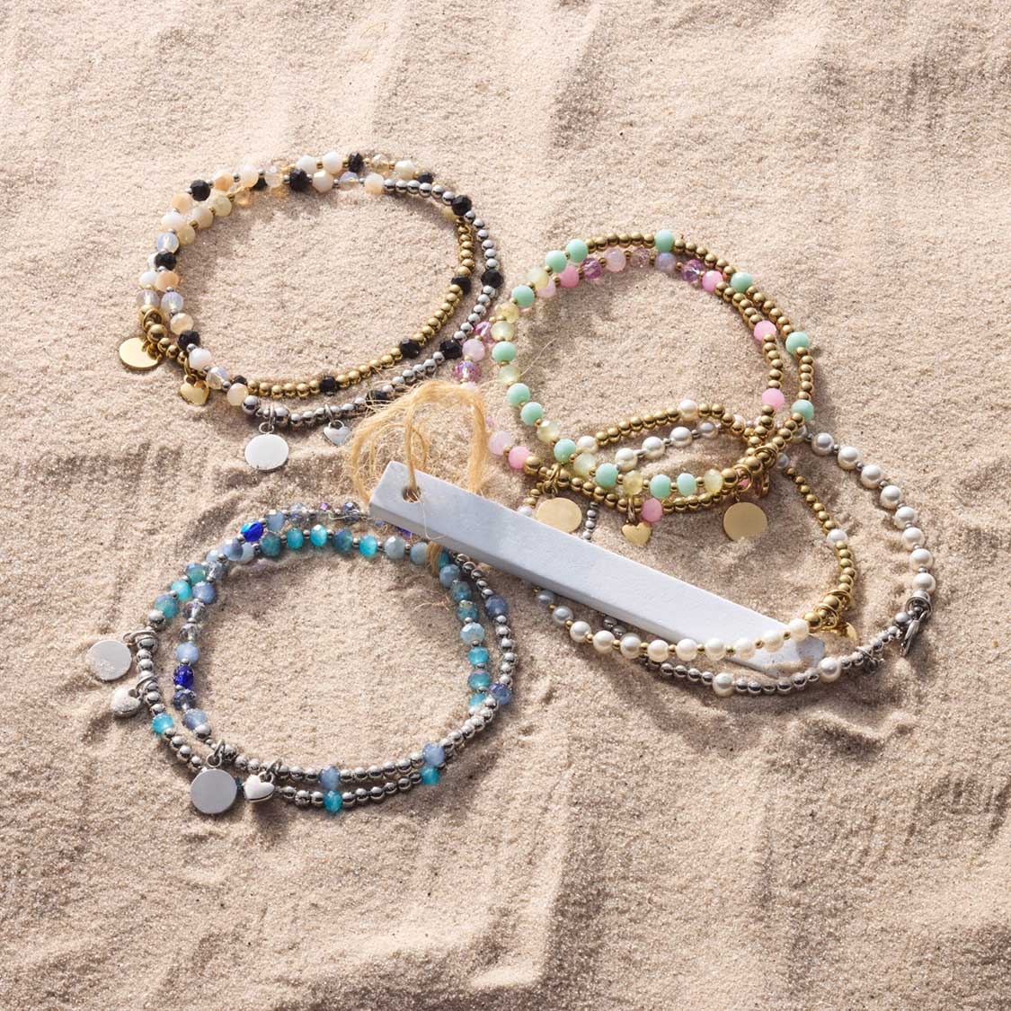 Vier mehrfarbige Armbänder AMITA You & Me CIAO im Sand, mit Perlen und Anhängern