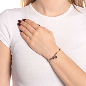 Frau trägt Armband LIORA You & Me CIAO am Handgelenk