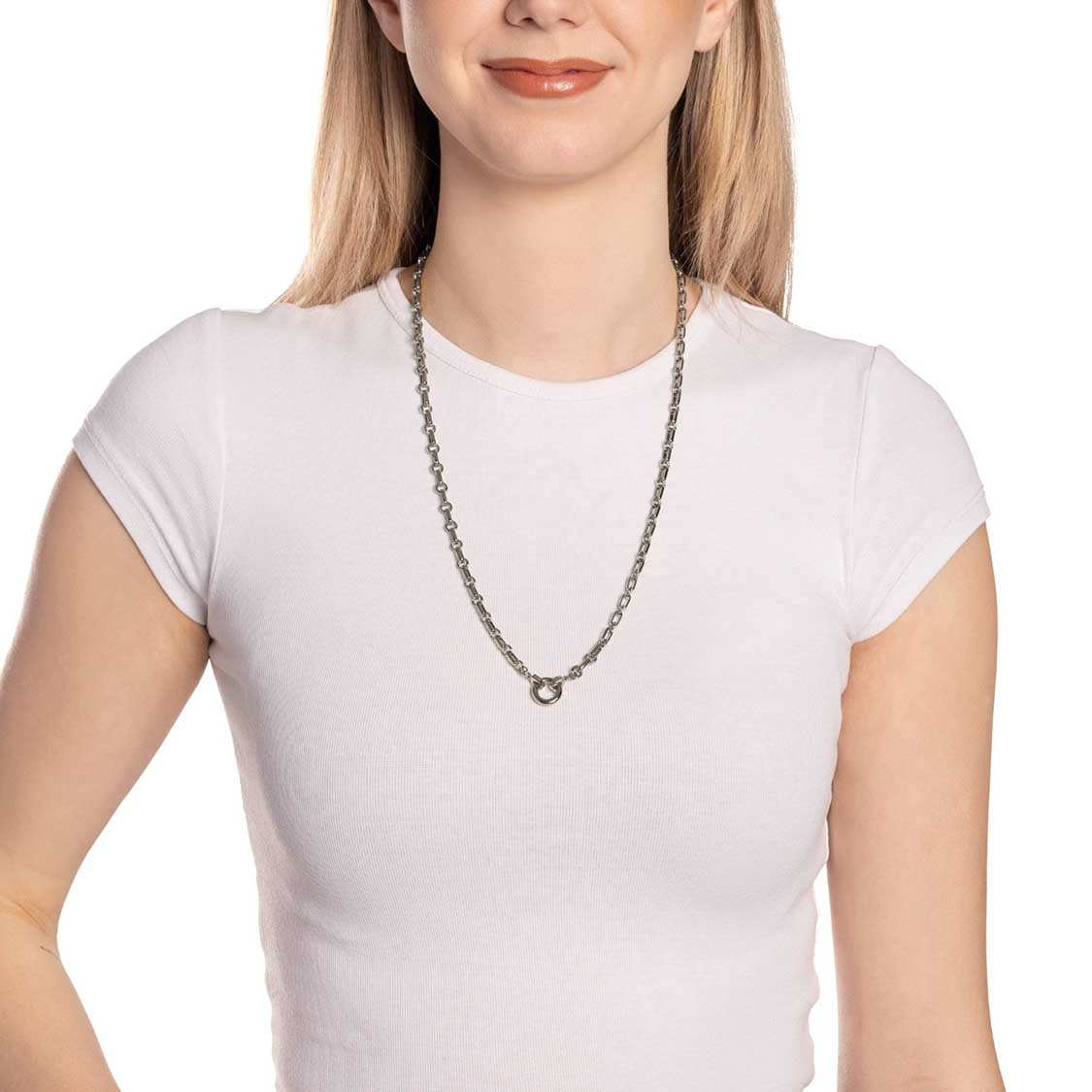 Frau traegt silberne Halskette YVETTE 60 cm um den Hals, weisses T-Shirt