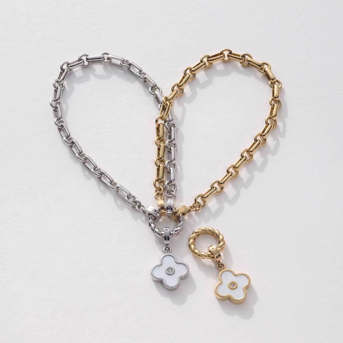 Armband YVETTE Clip & Mix in Silber- und Goldtönen mit austauschbaren Blütenanhängern auf weißem Hintergrund