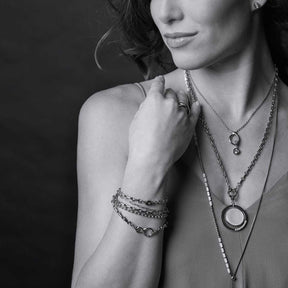 Frau traegt silbernes Armband YVETTE Clip & Mix mit Halsketten