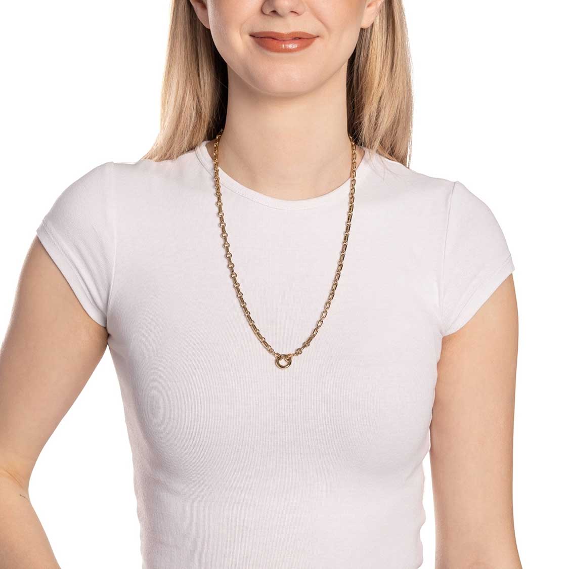 Frau traegt goldene Halskette YVETTE um den Hals, weisses T-Shirt